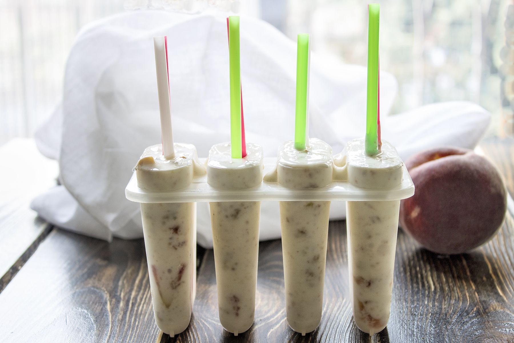 Stecco gelato allo yogurt con pesche, amaretti e fiori di basilico