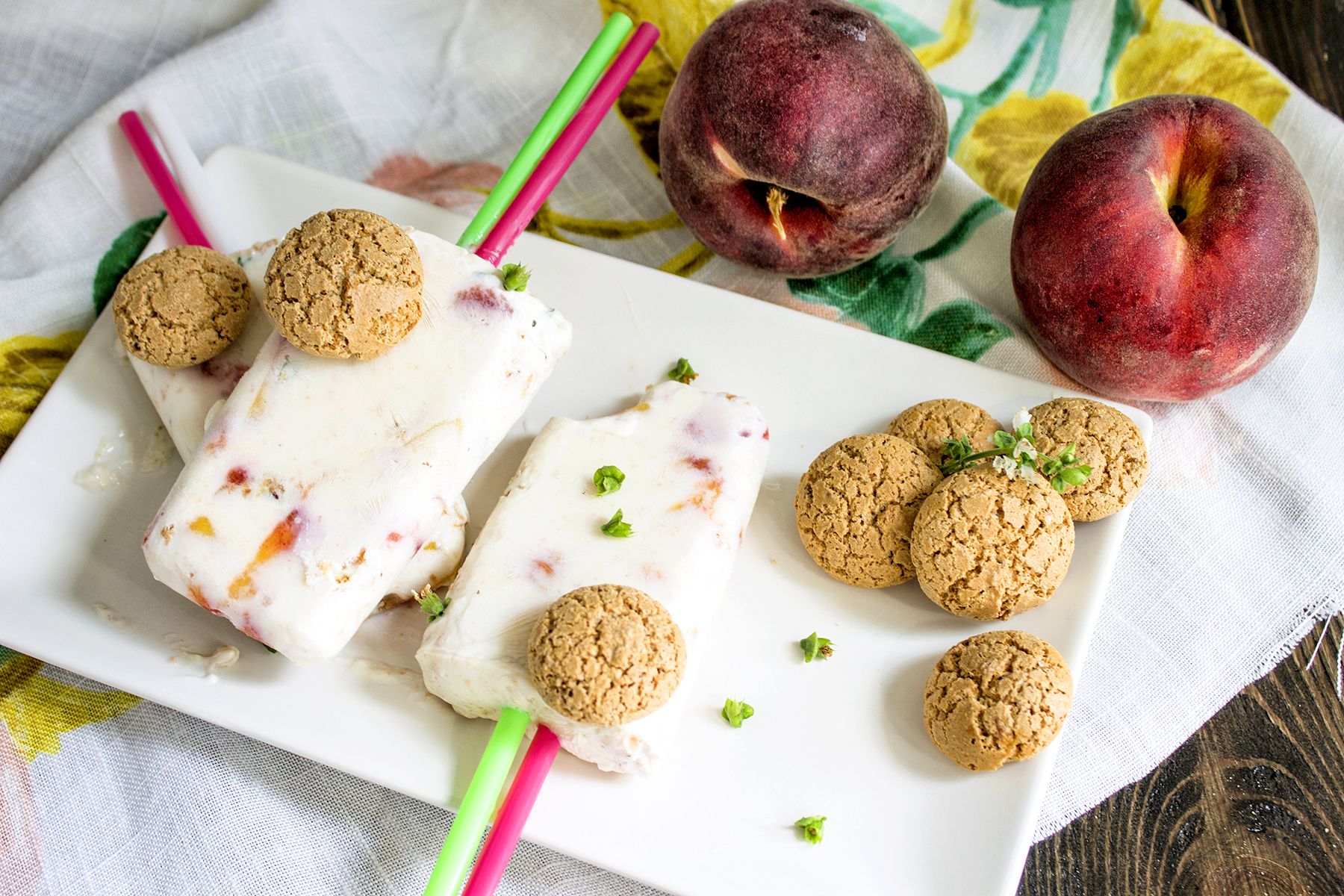 Stecco gelato allo yogurt con pesche, amaretti e fiori di basilico