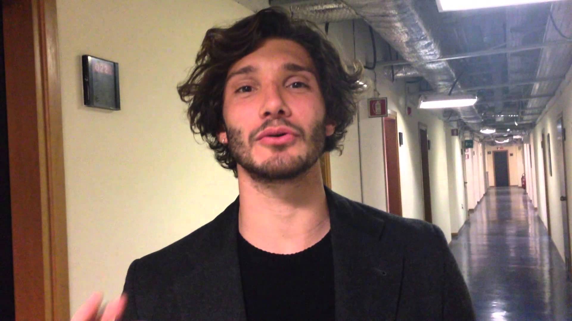Stefano De Martino nudo nel bagnetto con Santiago