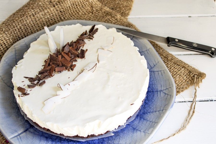 torta-di-yogurt-al-cocco-e-biscotti-al-cioccolato-senza-cottura-contemporaneo-food