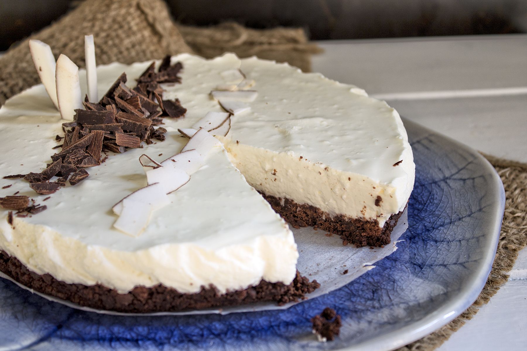 Torta con yogurt al cocco e biscotti al cioccolato senza cottura