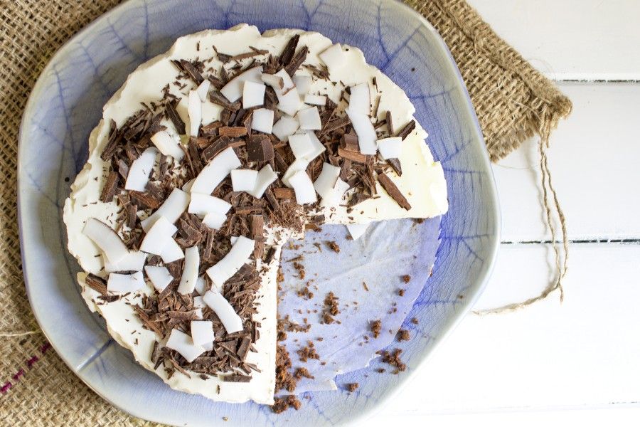 torta-di-yogurt-al-cocco-e-biscotti-al-cioccolato-senza-cottura-contemporaneo-food