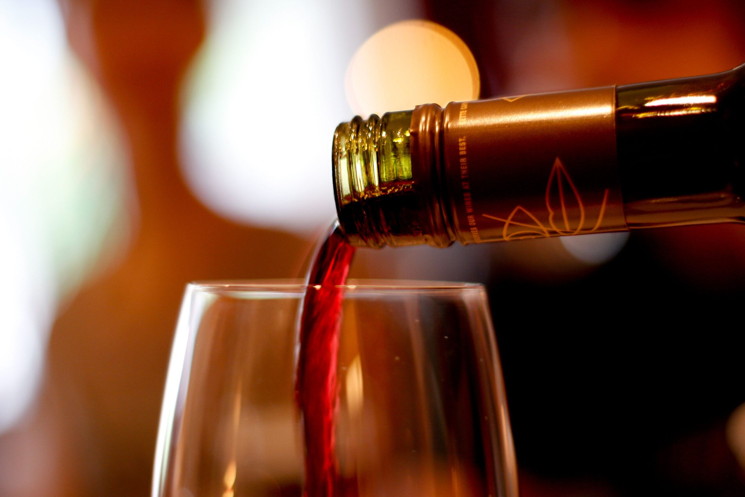I 5 segreti per bere il vino rosso senza macchiarsi i denti