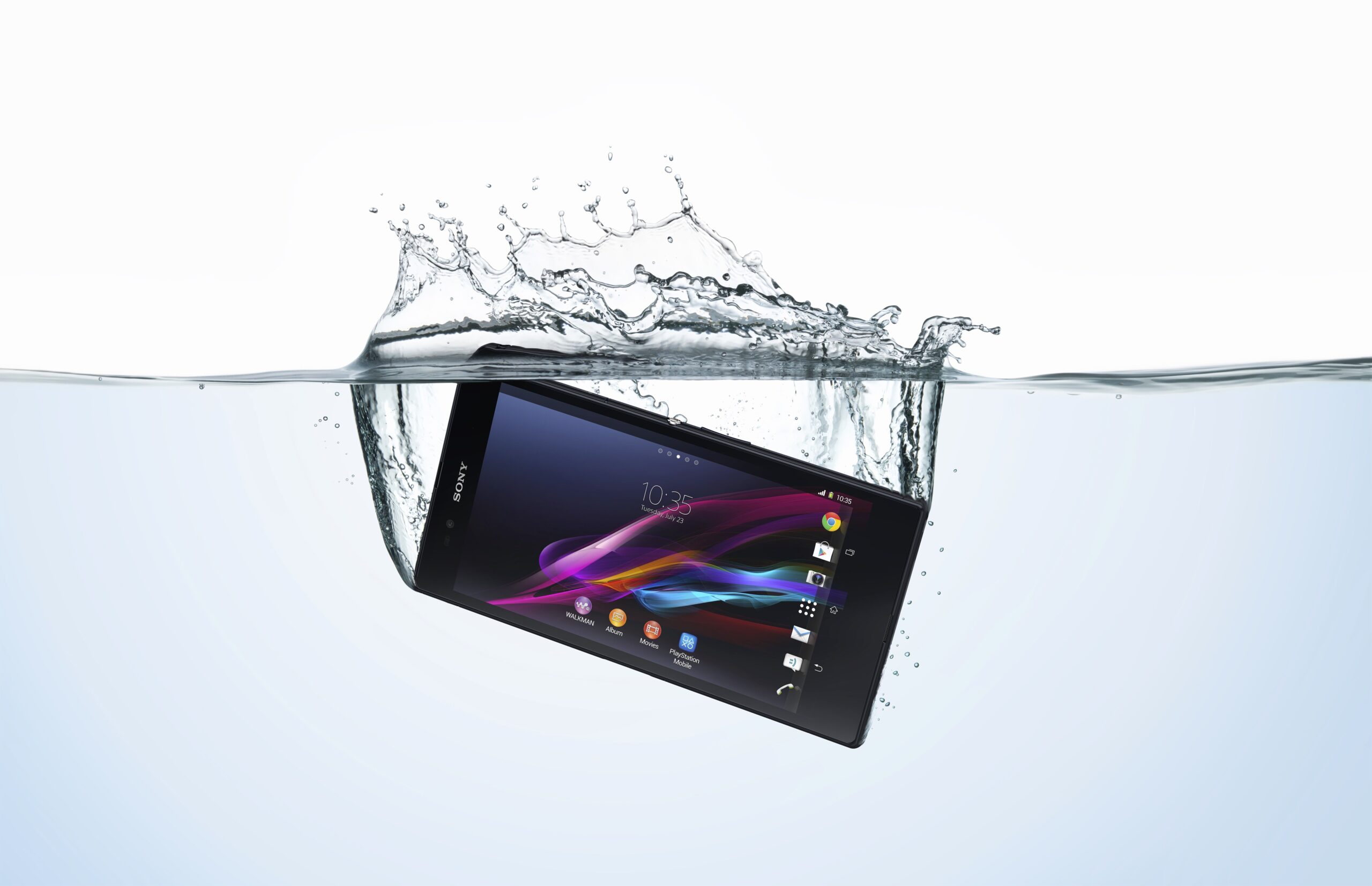 SOS: come salvare lo smartphone caduto in acqua