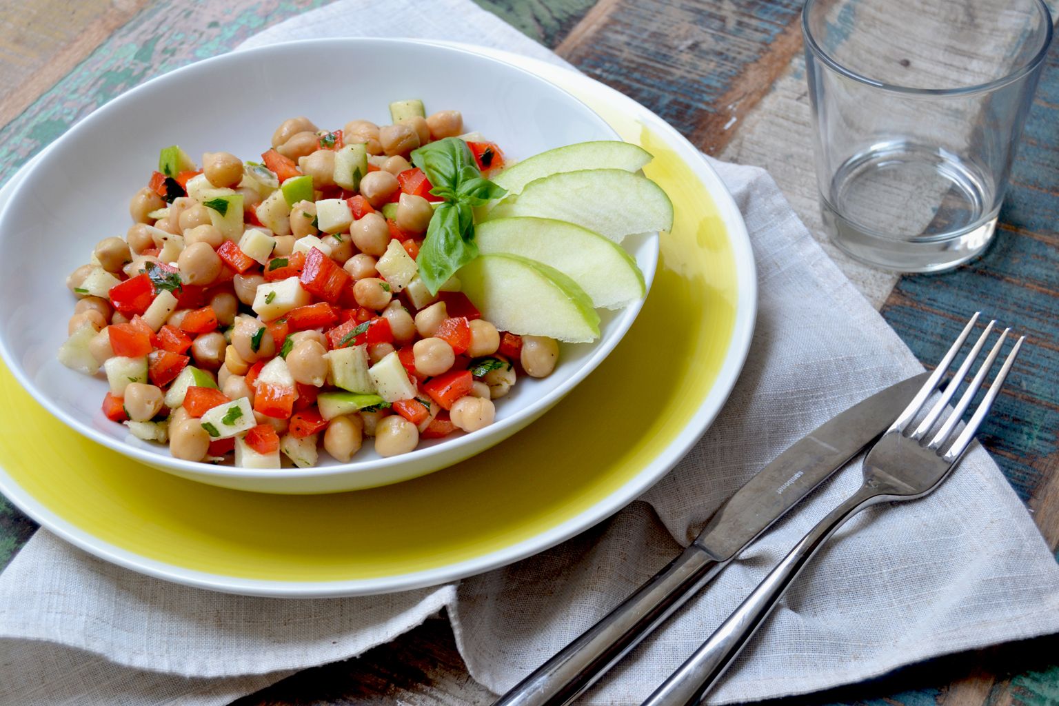 Insalata estiva di ceci, peperoni e mela verde