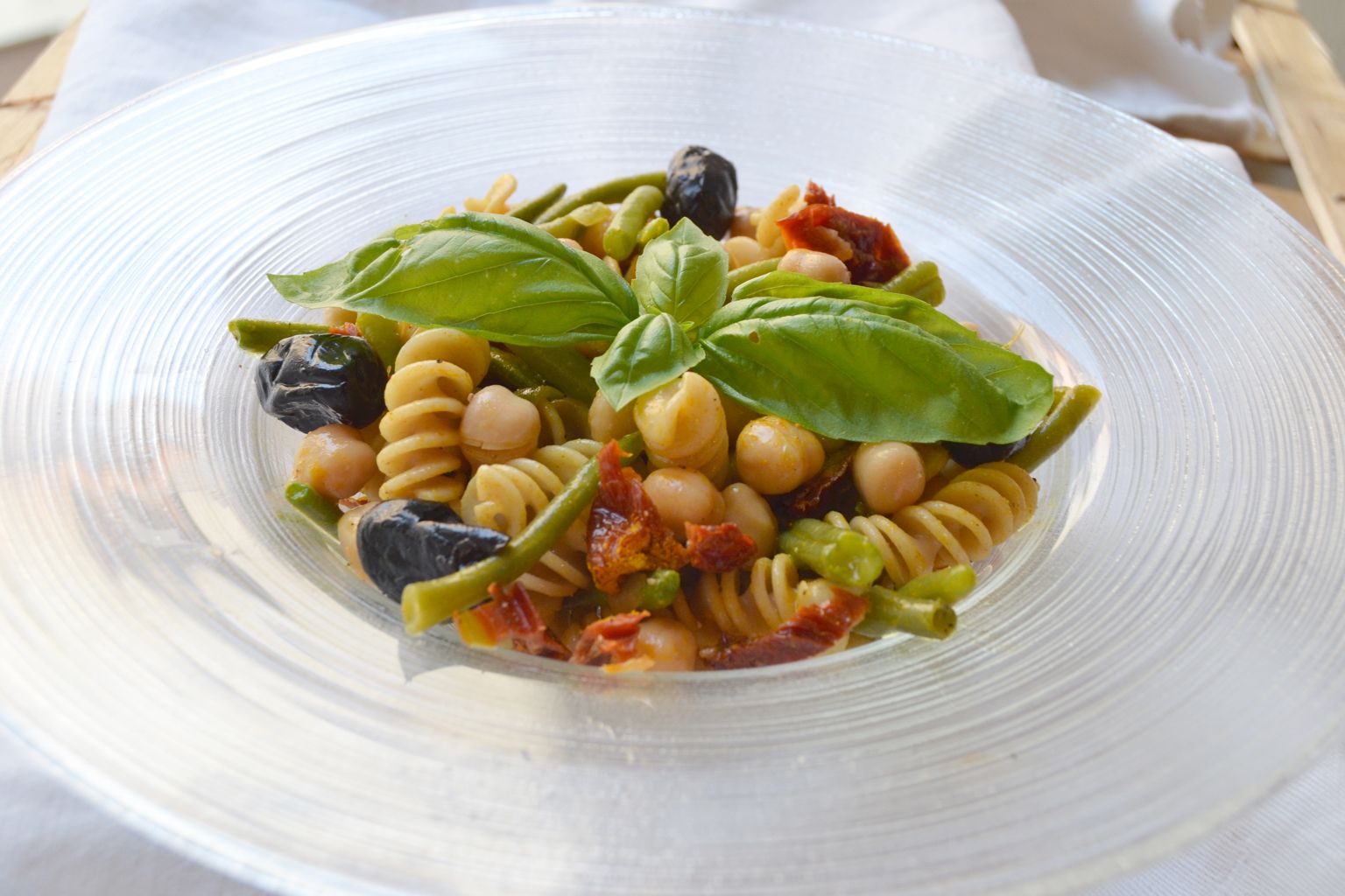 Insalata di pasta fredda con ceci, fagiolini e pomodori