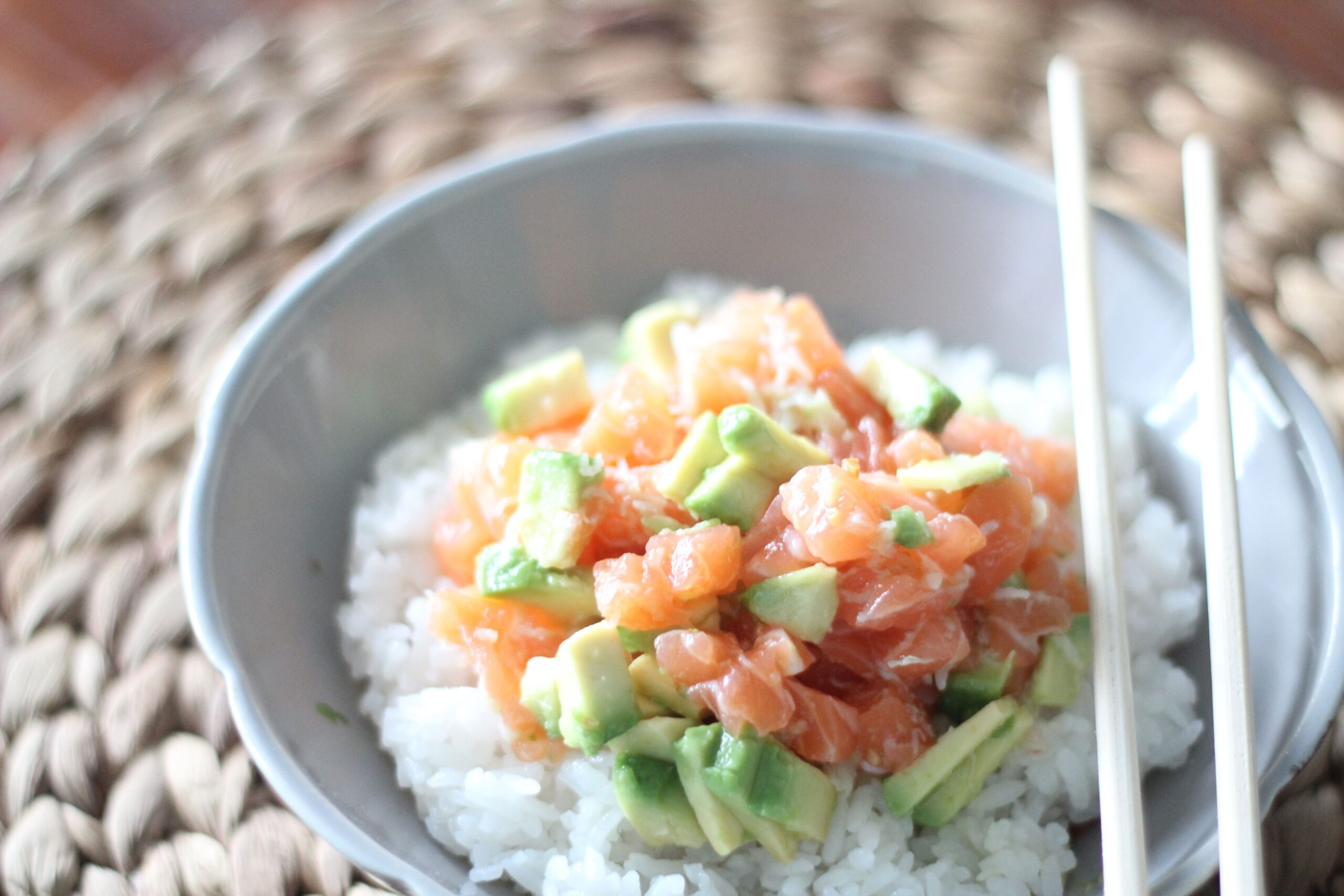 Chirashi con tartare di salmone e avocado