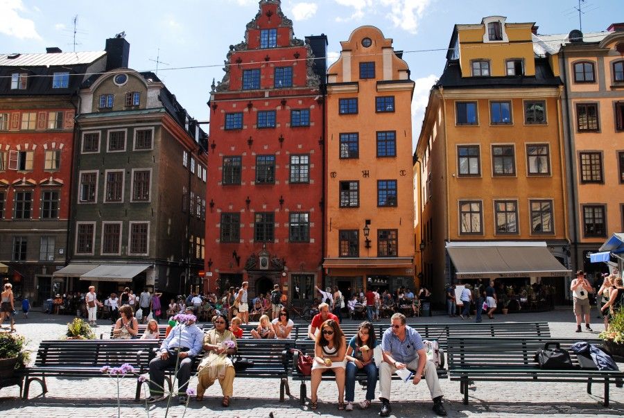 La coloratissimo piazza Stortorget a Gamla Stan