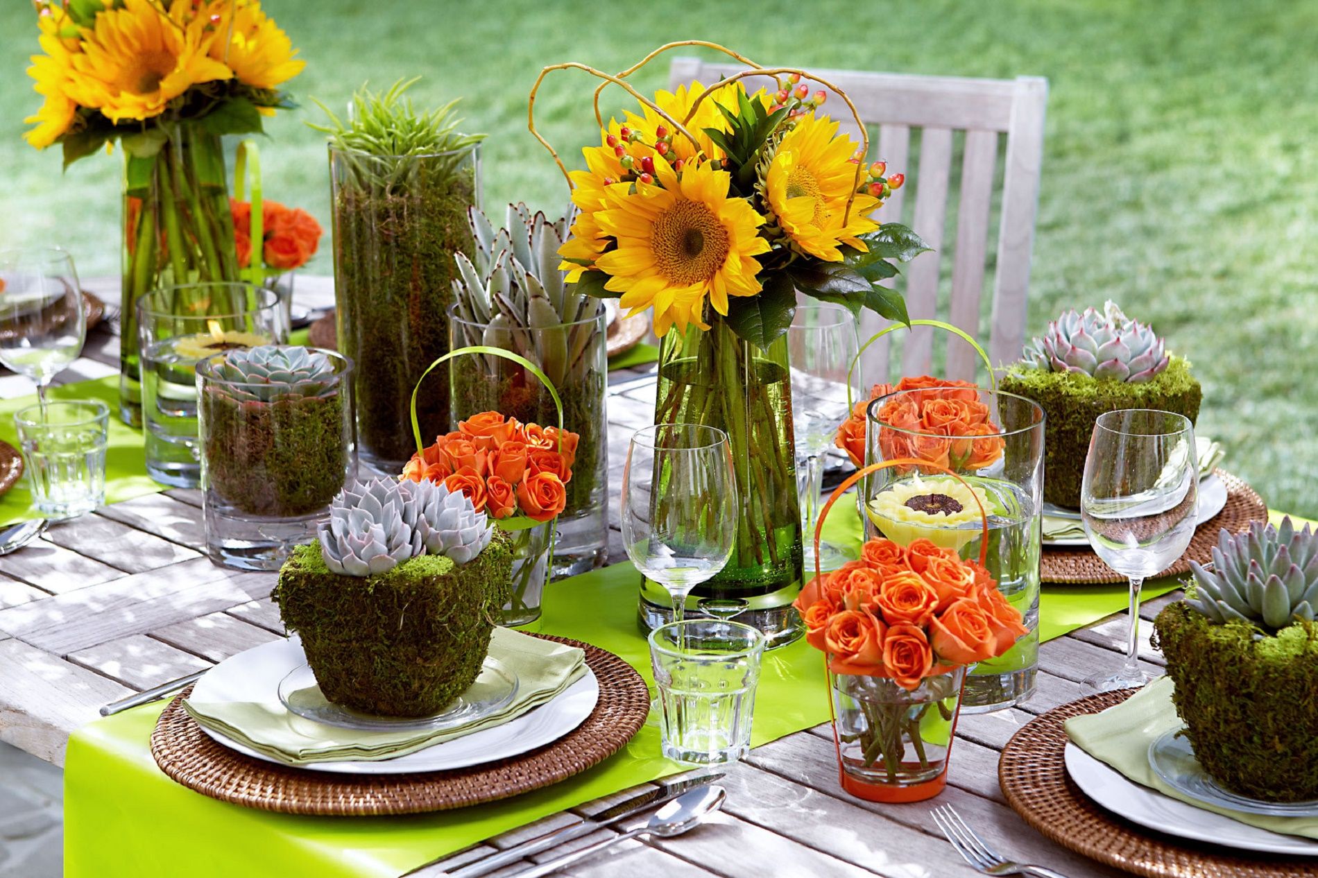 Загородный день рождения. Украшение стола цветочными композициями. Украсить стол на природе. Декор летнего стола. Летняя сервировка стола на даче.