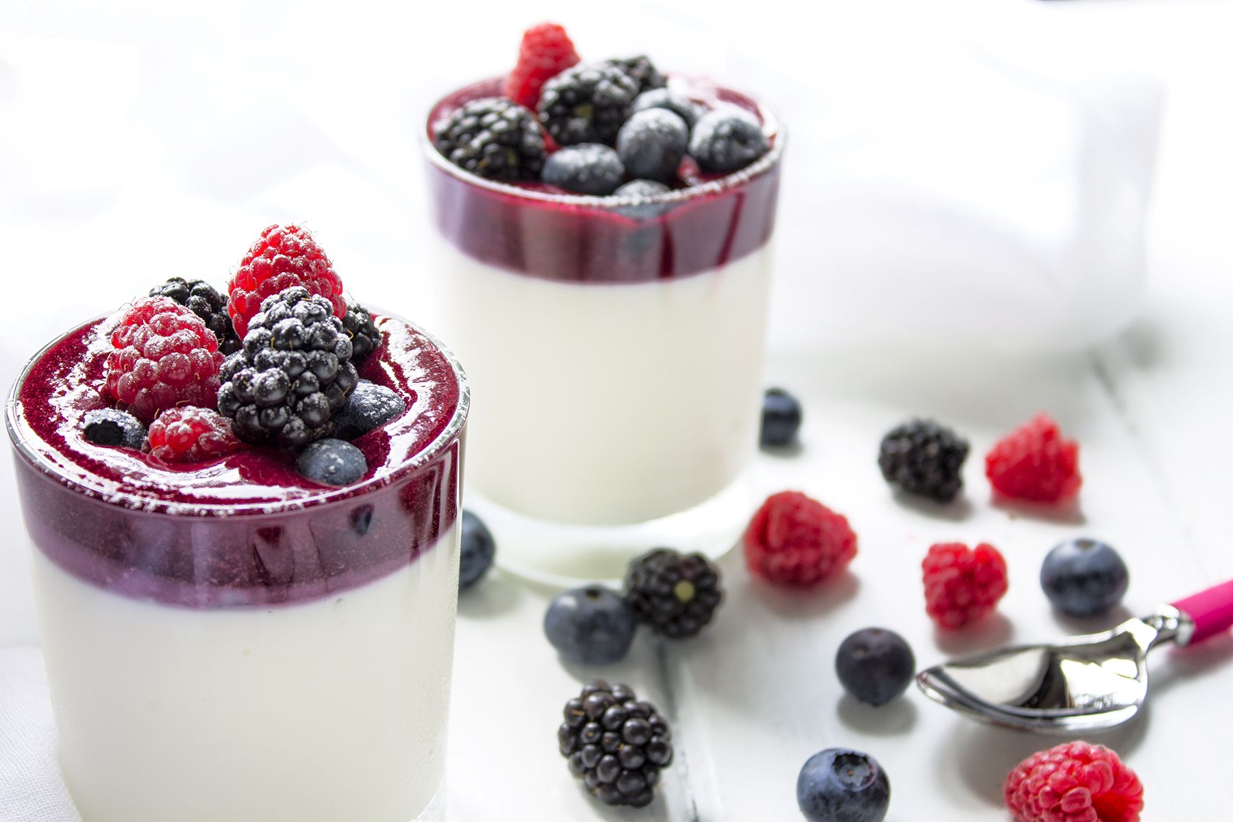 Finta panna cotta allo yogurt con frutti di bosco