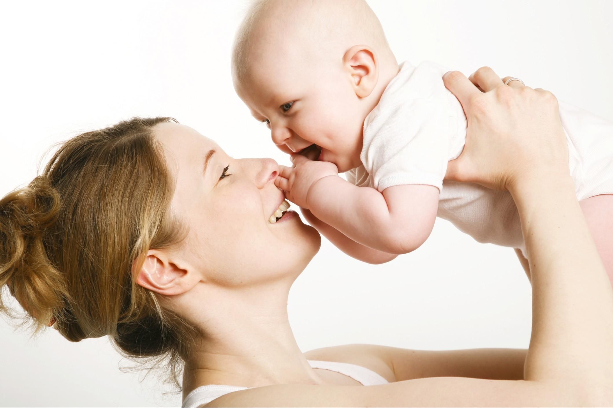 Una mamma con il bambino: una foto assurda