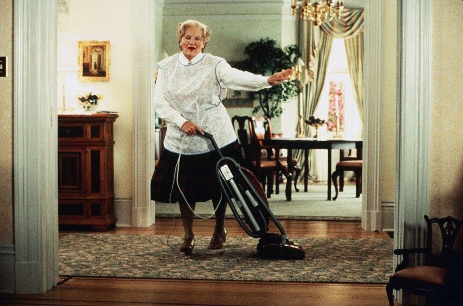 www.kobal-collection.com Title: MRS DOUBTFIRE ¥ Pers: WILLIAMS, ROBIN ¥ Year: 1993 ¥ Dir: COLUMBUS, CHRIS ¥ Ref: MRS017AY ¥ Credit: [ 20TH CENTURY FOX / THE KOBAL COLLECTION ] MRS DOUBTFIRE (1993) , January 1, 1993 Photo by Kobal/20TH CENTURY FOX/The Kobal Collection/WireImage.com To license this image (10597800), contact The Kobal Collection/WireImage.com