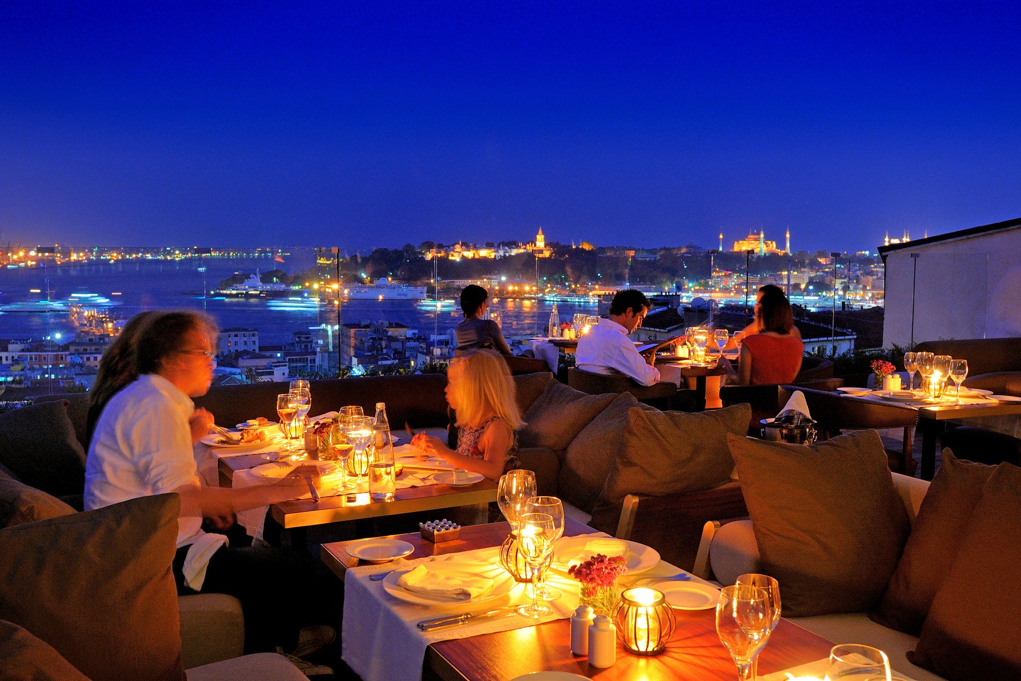 Ужин в ресторане на двоих. Галата Стамбул ресторан. Терраса Босфор Стамбул. Руфтоп Стамбул. Босфор Турция Стамбул ресторан.