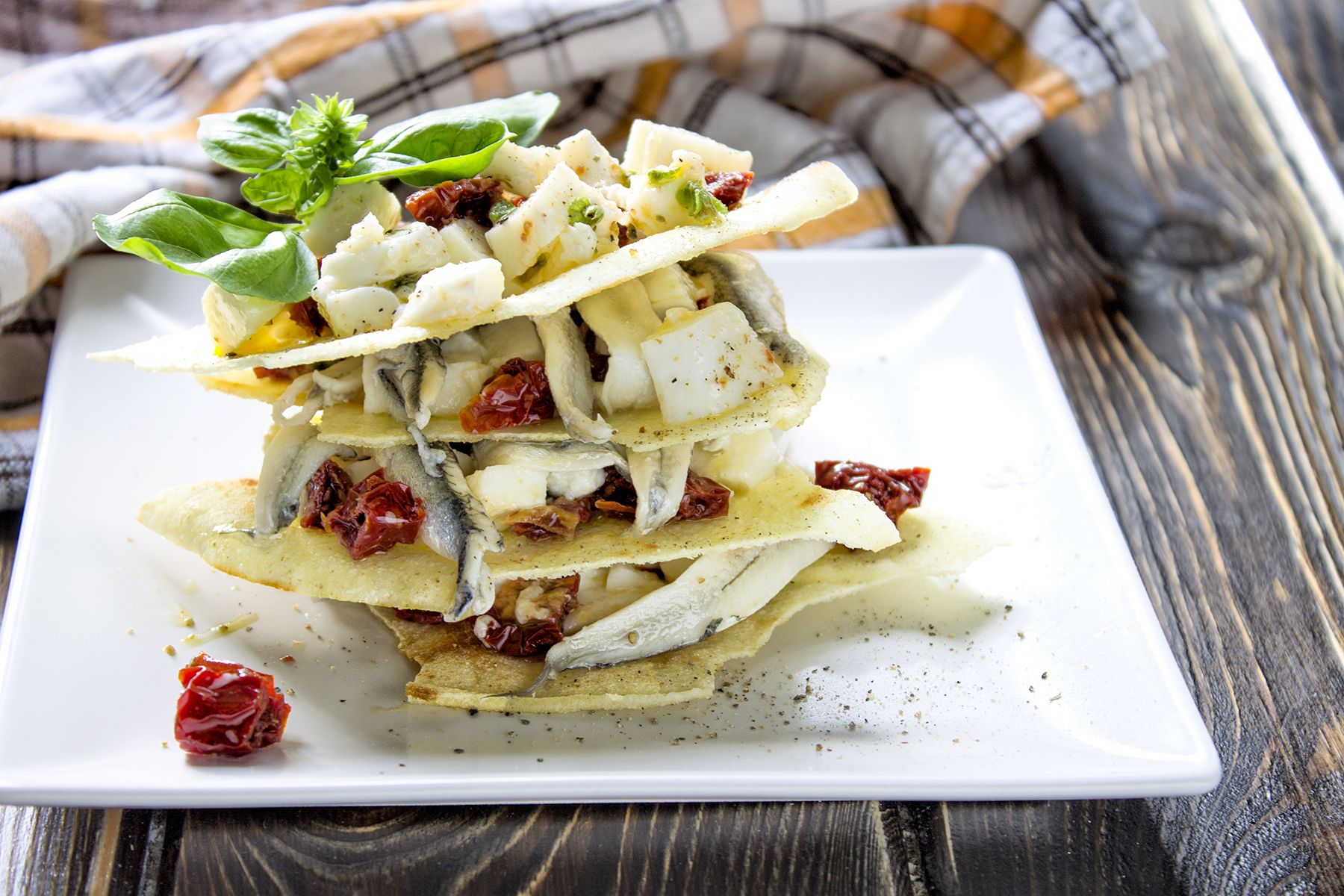 Millefoglie di Carasau con alici marinate e mozzarella di bufala