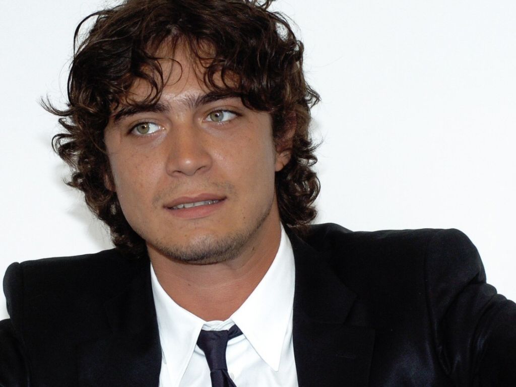 Scamarcio picchiato per aver impiegato troppo tempo a fare benzina