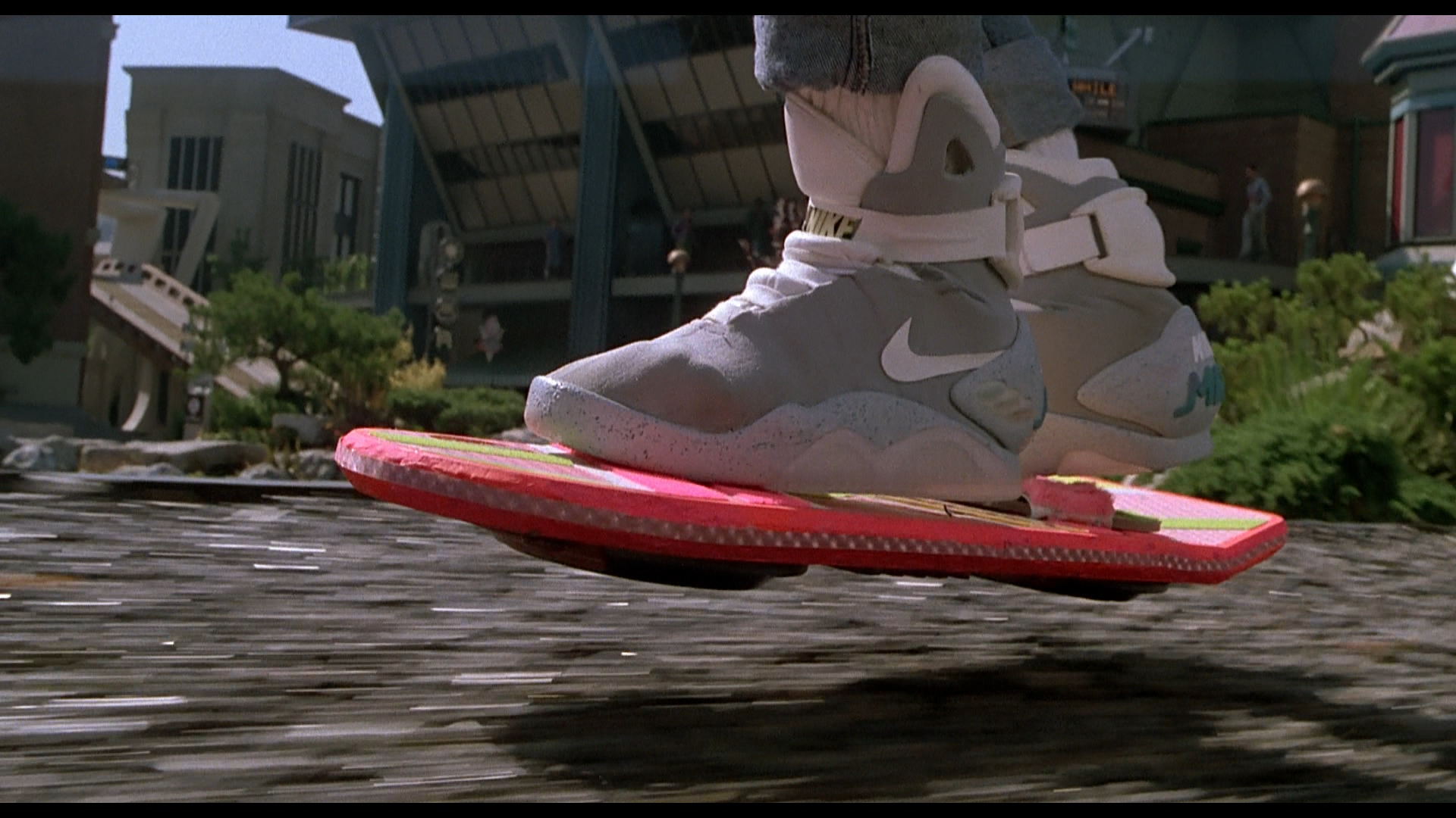 30 anni di Ritorno al futuro: ecco lo spot dello skateboard volante