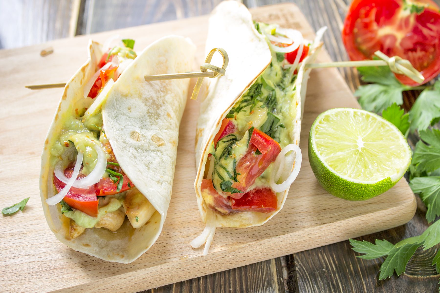 Tortillas con pollo e avocado