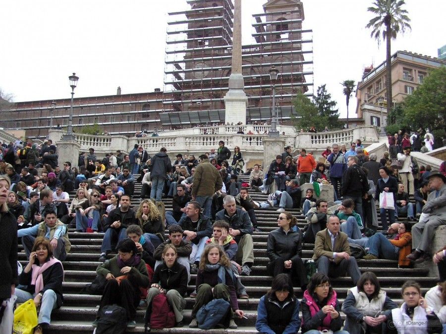 Touristes de repos assis sur les escaliers