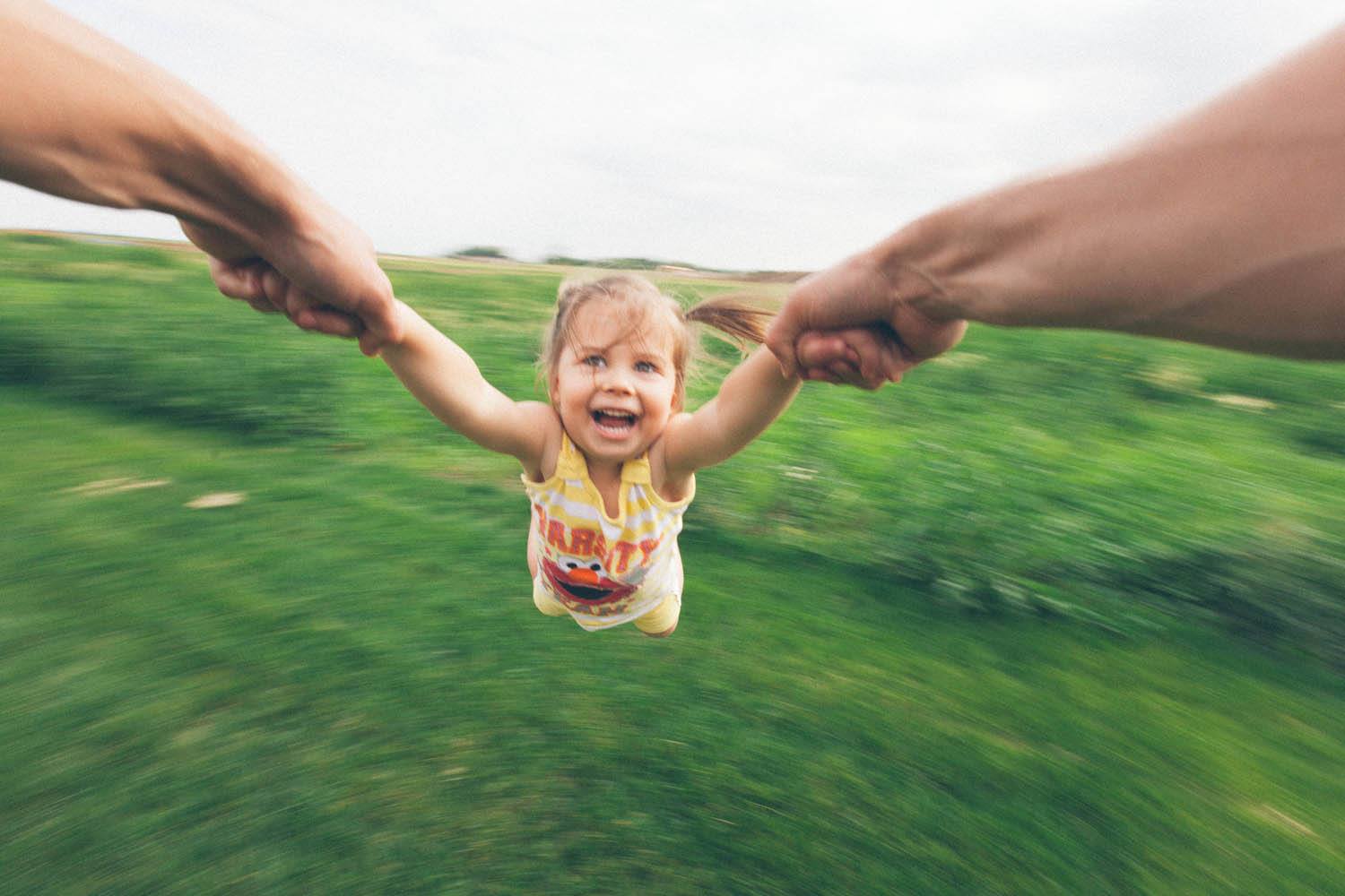 Un padre cattura la fantasia dell’infanzia con una macchina fotografica