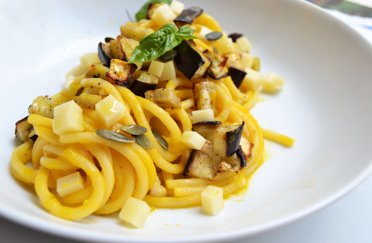 Spaghetti con crema di zucca, melanzane ed emmentaler