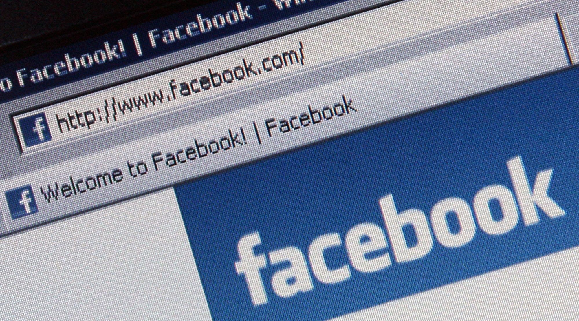 Cancellare i colleghi da Facebook è mobbing