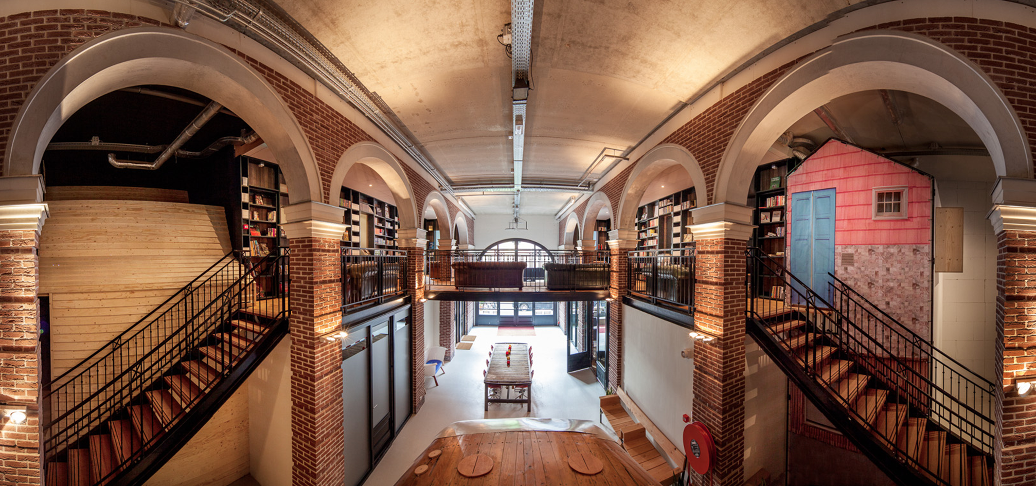 Dormire in un tram o in una libreria all’Hotel not Hotel di Amsterdam