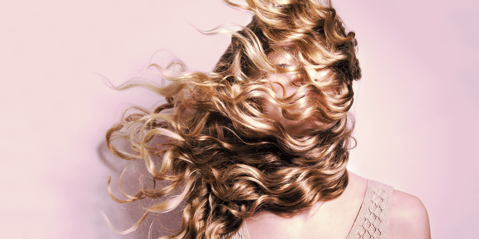 Come asciugare i capelli ricci con la tecnica plopping