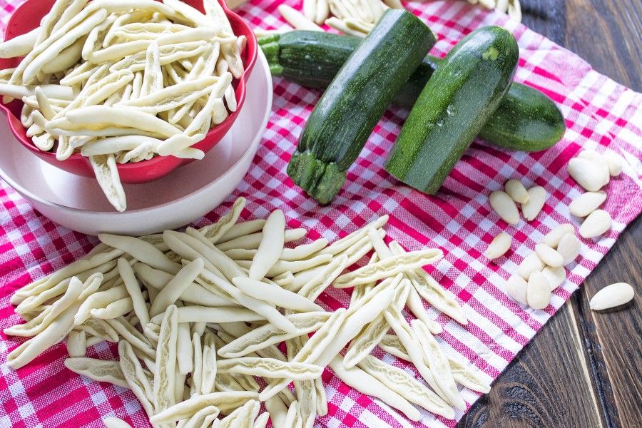 pasta-zucchine-mandorle-olive-primi-contemporaneo-food