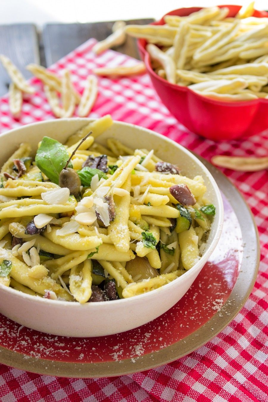 pasta-zucchine-mandorle-olive-primi-contemporaneo-food