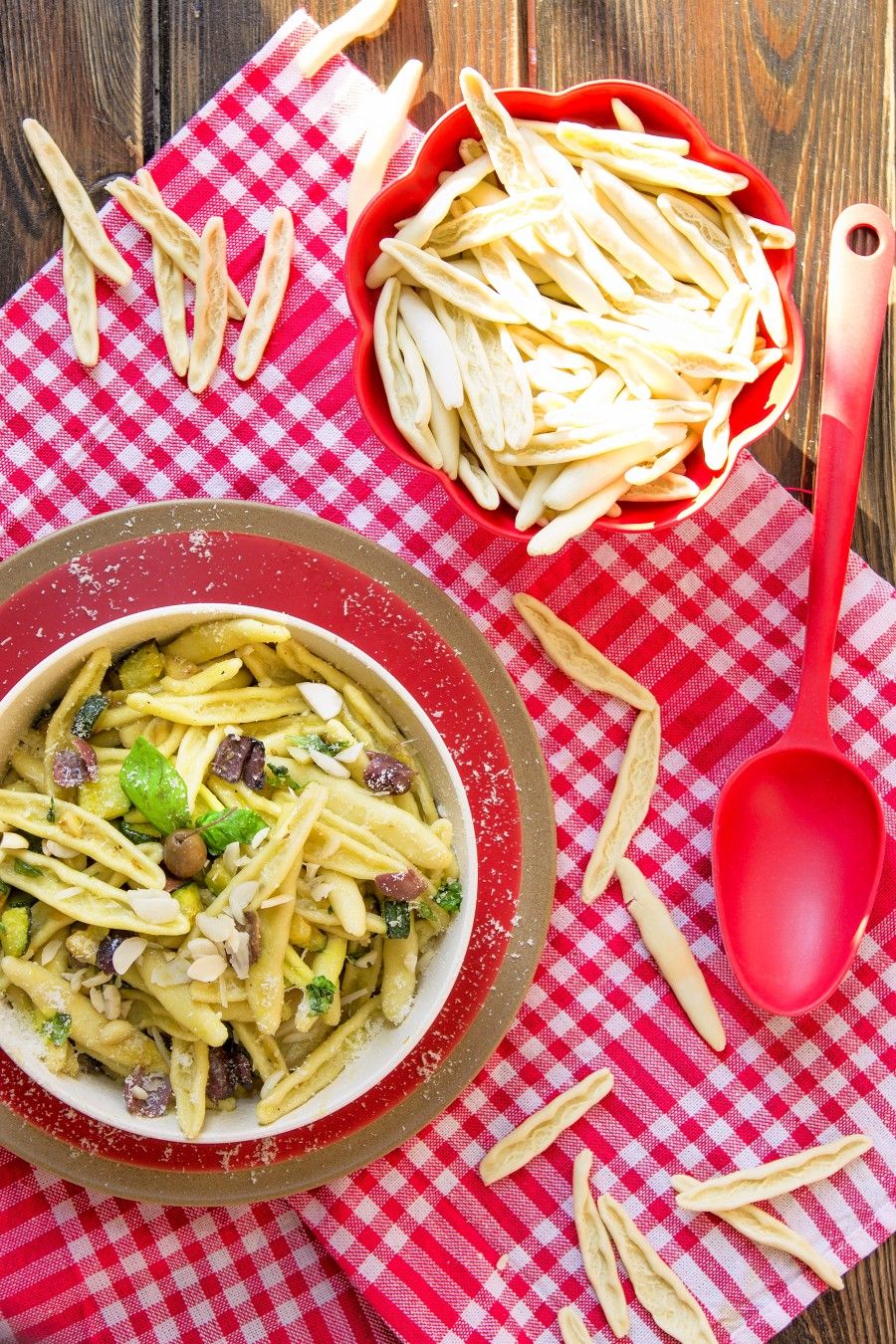 pasta-zucchine-mandorle-olive-primi-contemporaneo-food