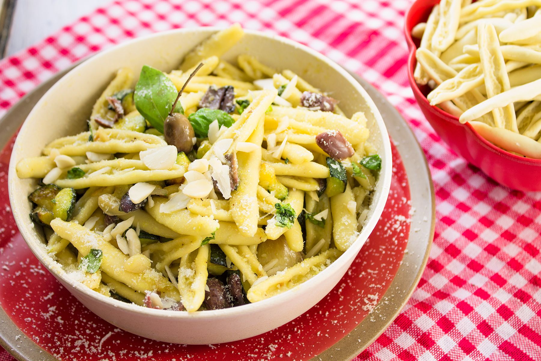 Pasta fresca senza uova: ricetta con zucchine, mandorle e olive taggiasche