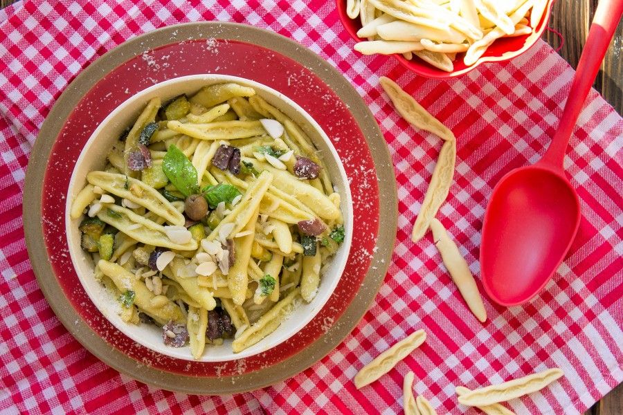 pasta-zucchine-mandorle-olive-primi-contemporaneo-food