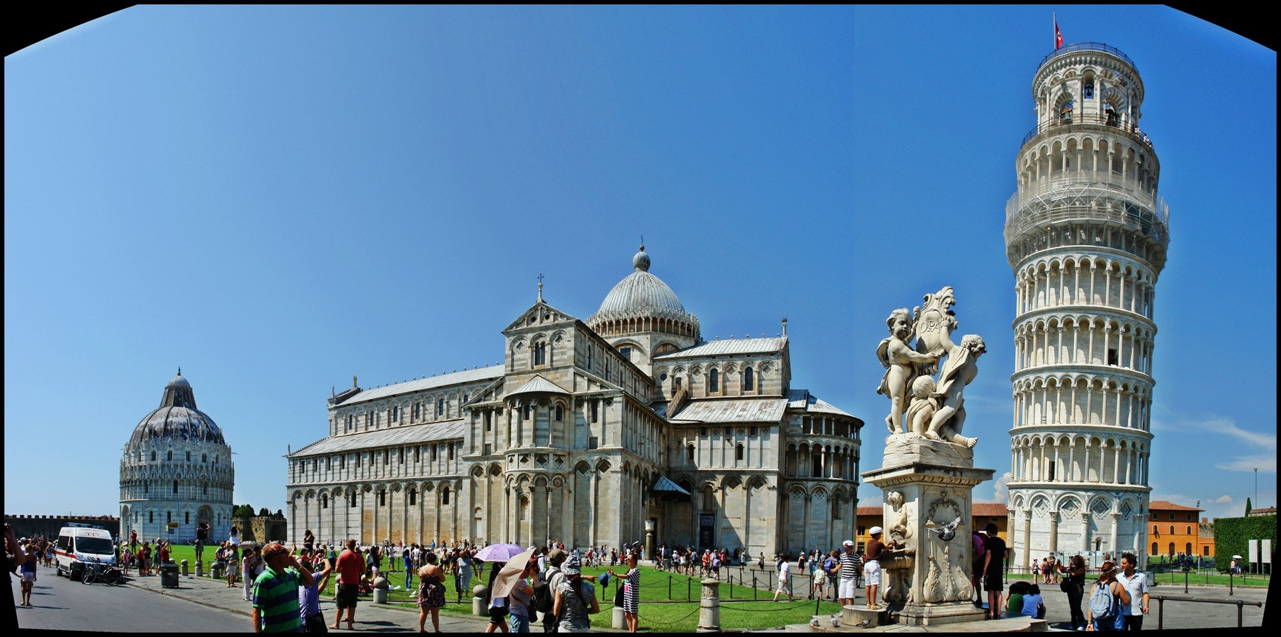 Una mano gigantesca sostiene la Torre di Pisa