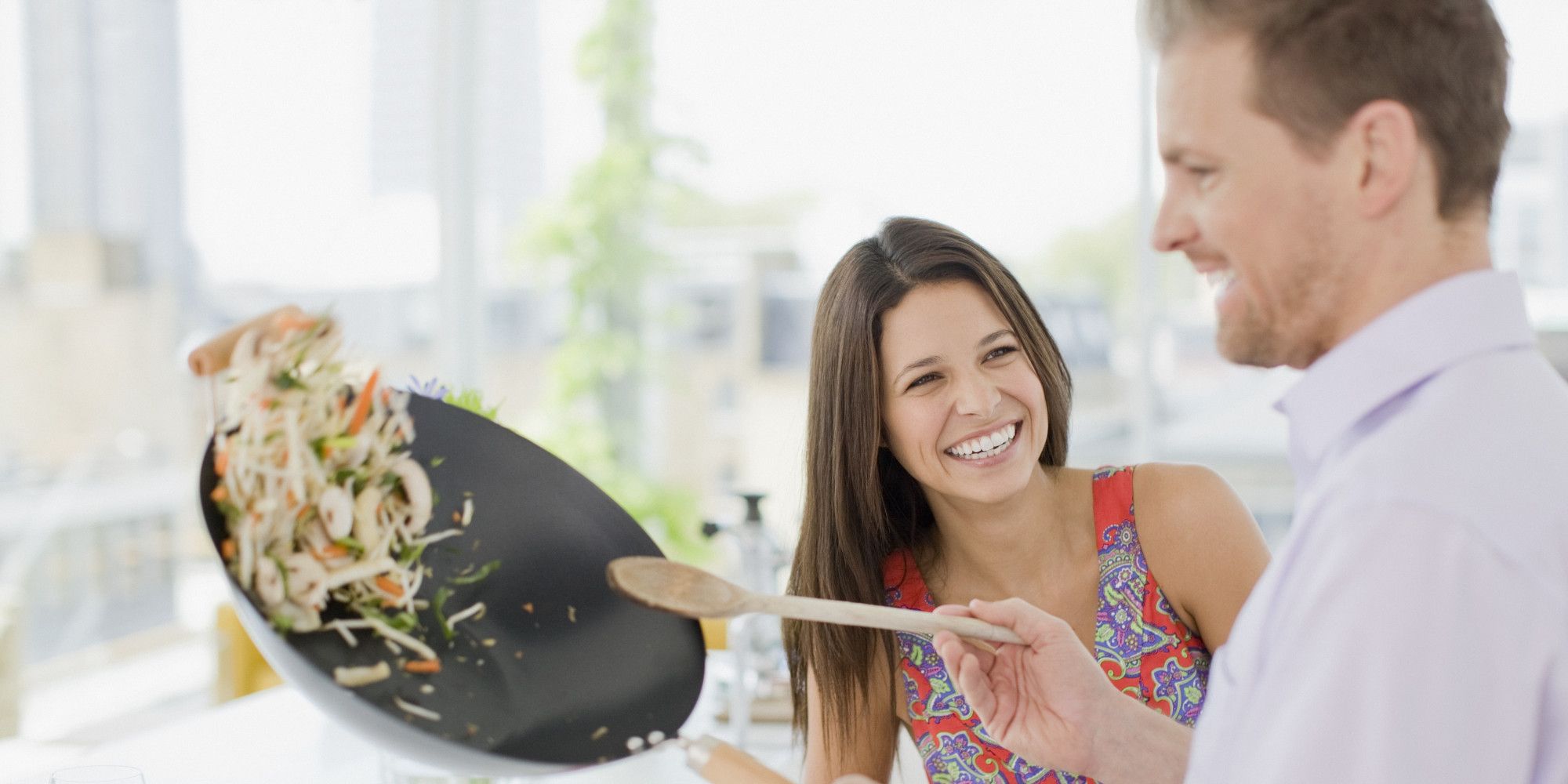 Su Instagram spopolano bellissimi uomini in cucina