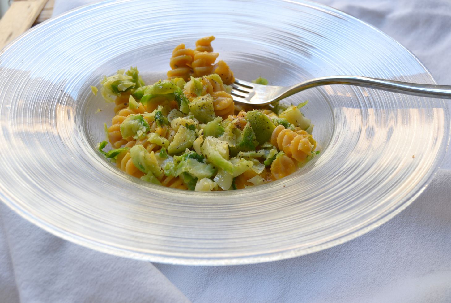 Fusilli integrali con crema di carote e cavoletti di Bruxelles