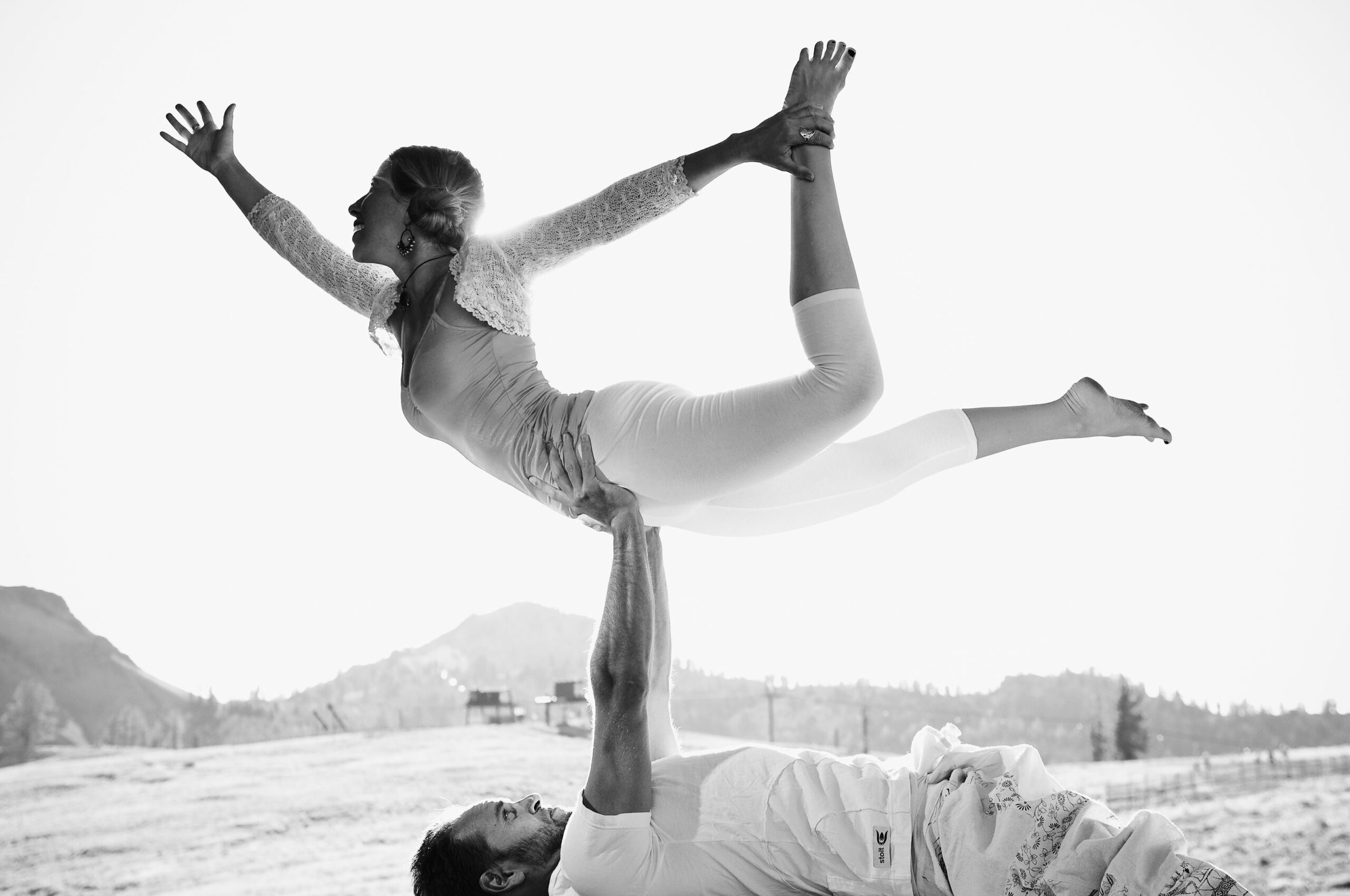 Acroyoga e Reverse praying: nuovi modi di fare Yoga