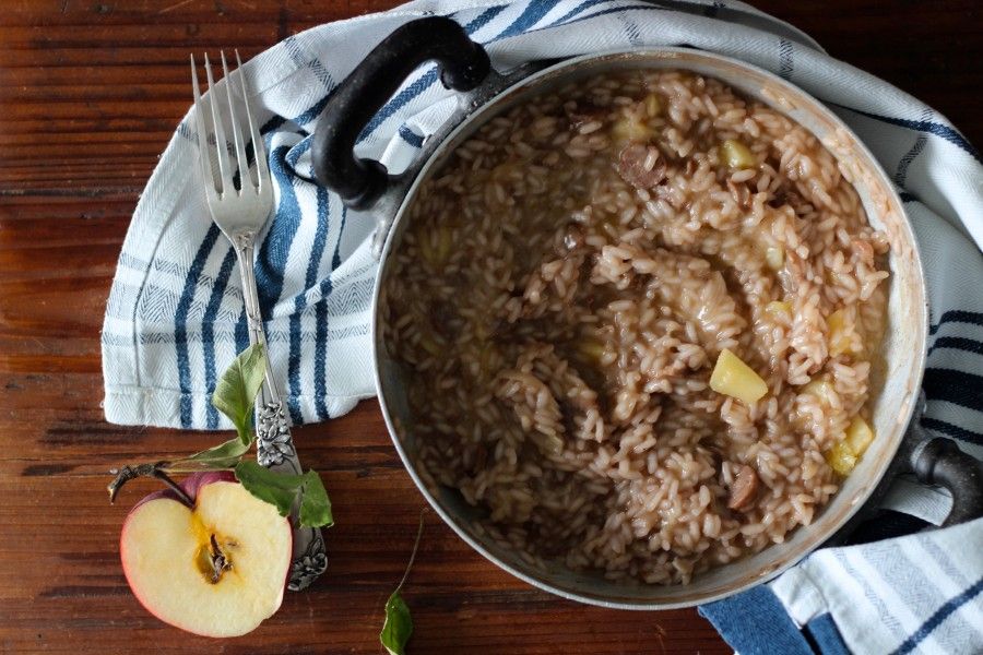 Risotto con le mele salsiccia e vino rosso