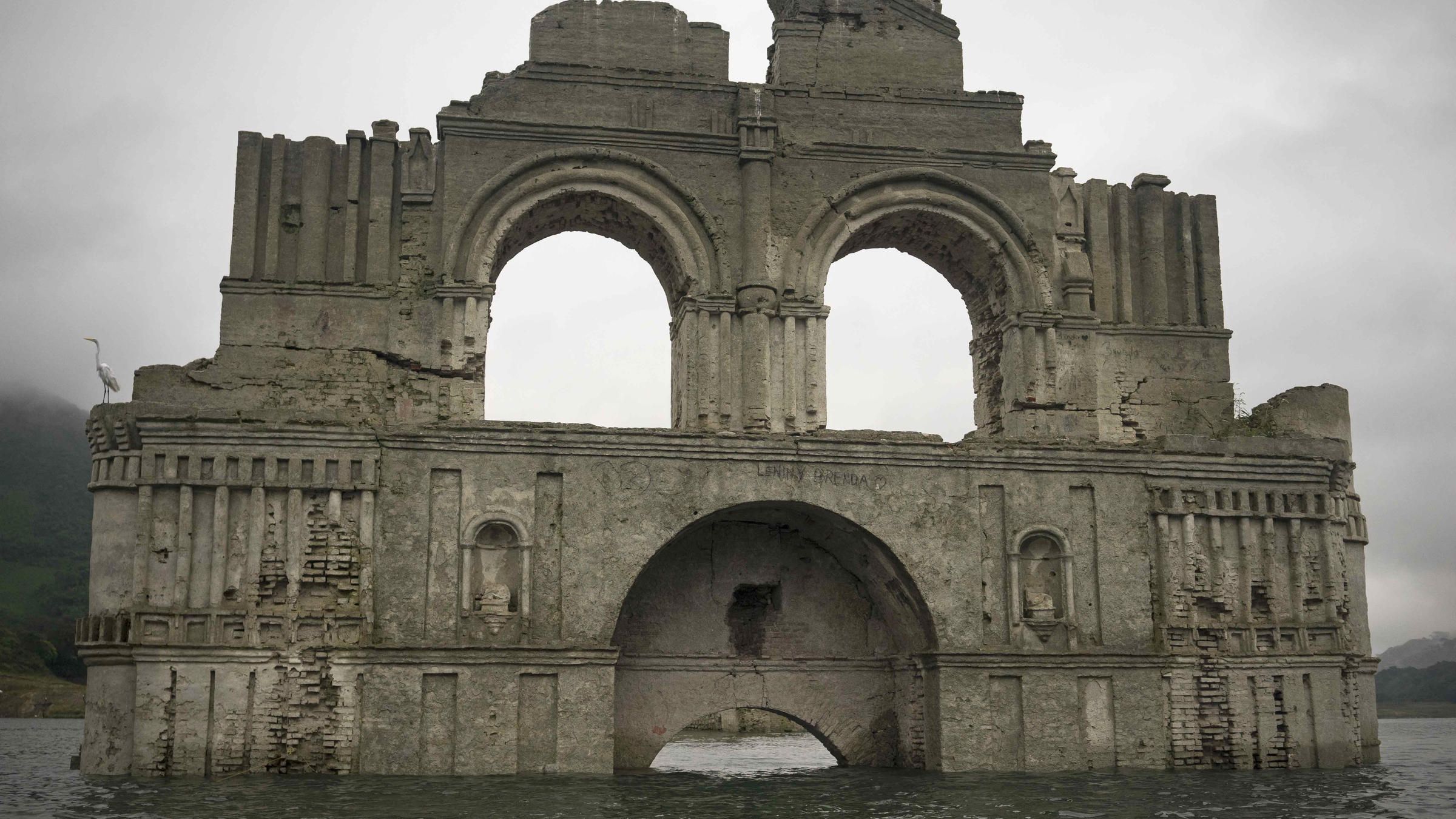 Messico, dalle acque di un fiume emerge una chiesa di 400 anni fa