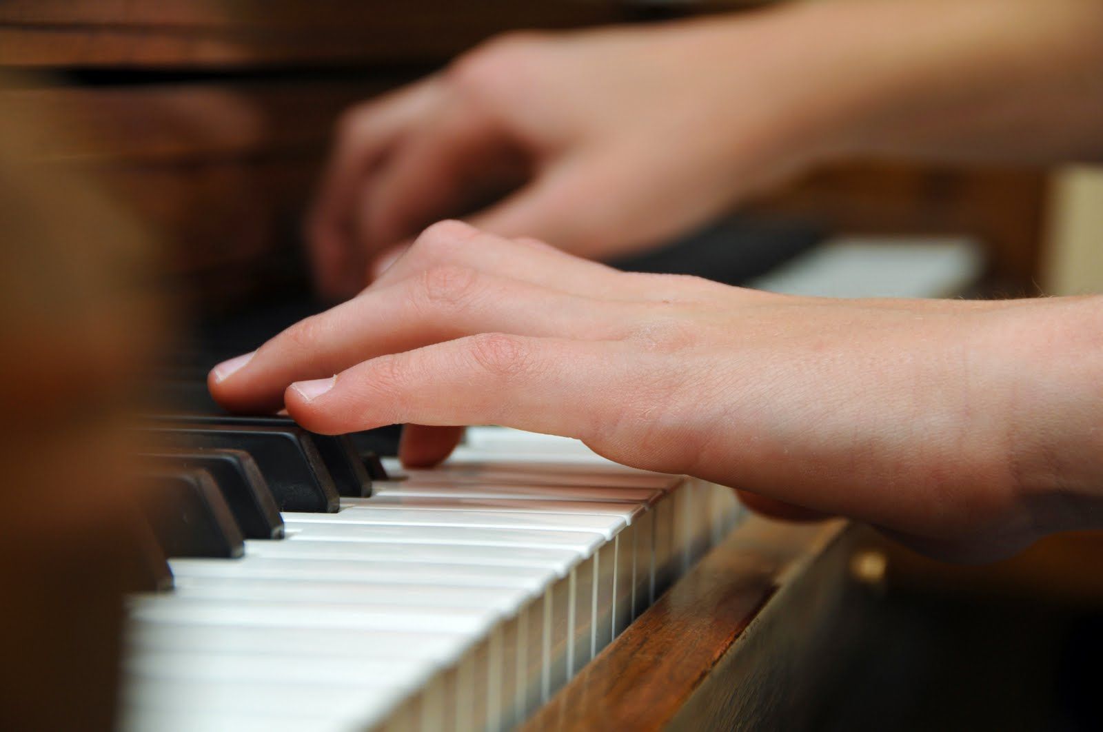 La performance di un bimbo pianista