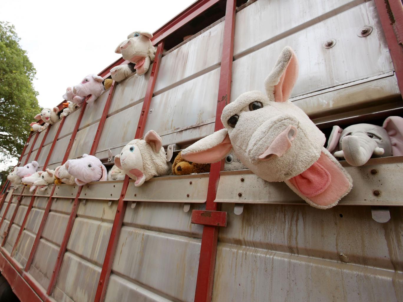 “Sirens of the lambs”: animali di pezza per denunciare gli orrori dell’industria della carne
