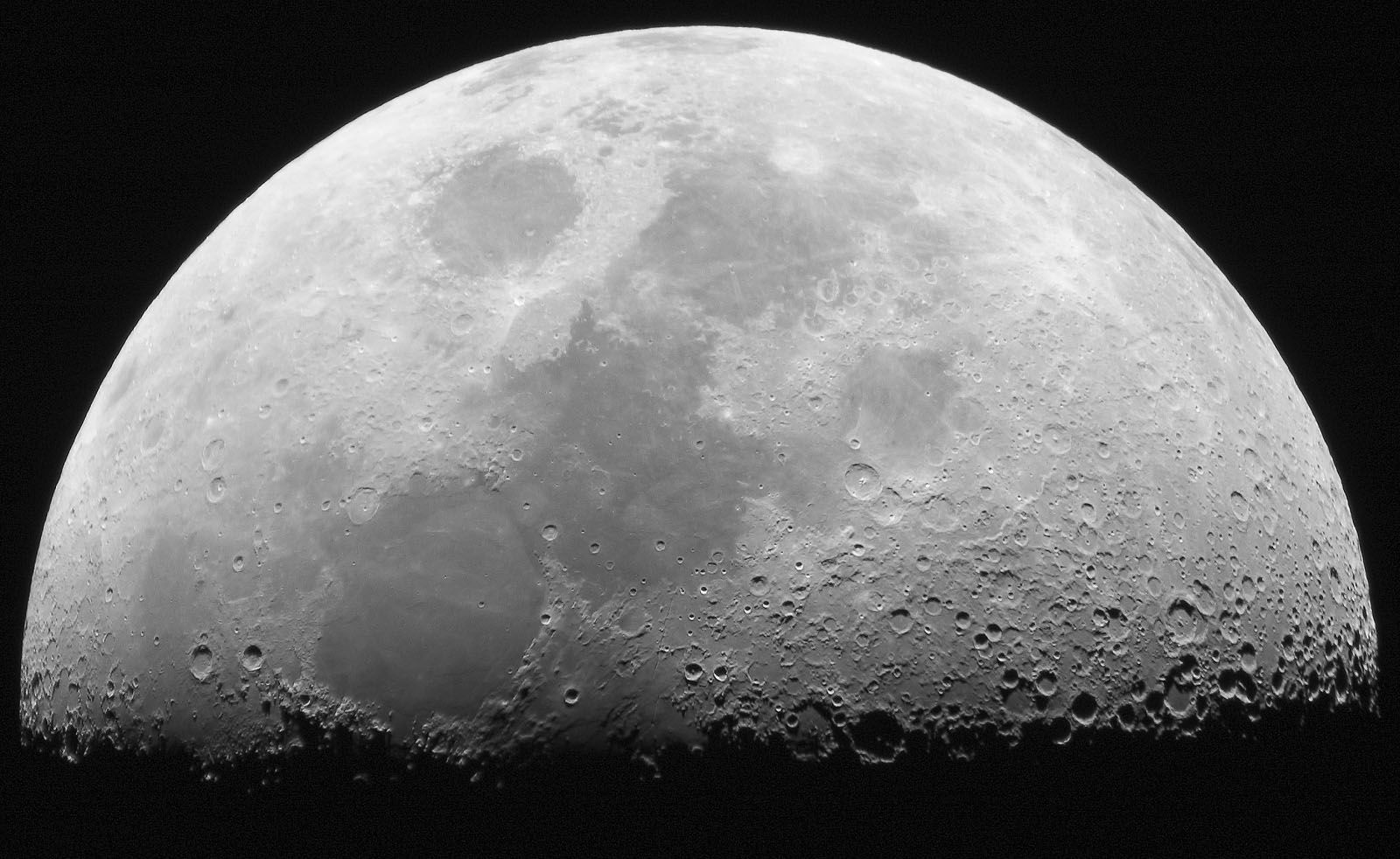 Si possono spargere le ceneri sulla Luna?