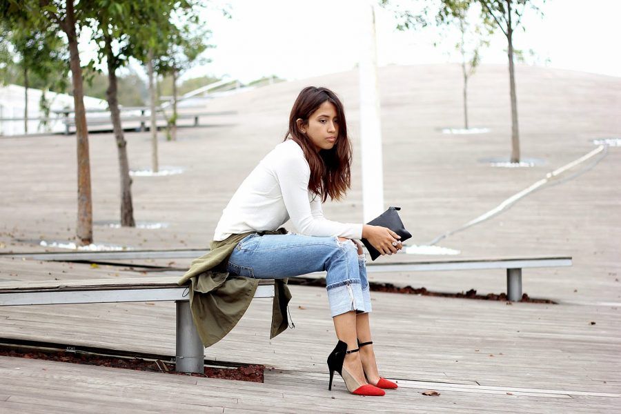 02-distressed-denim-jeans-cargo-jacket-effortless-look-layers-outfit-casual-style-for-everyday