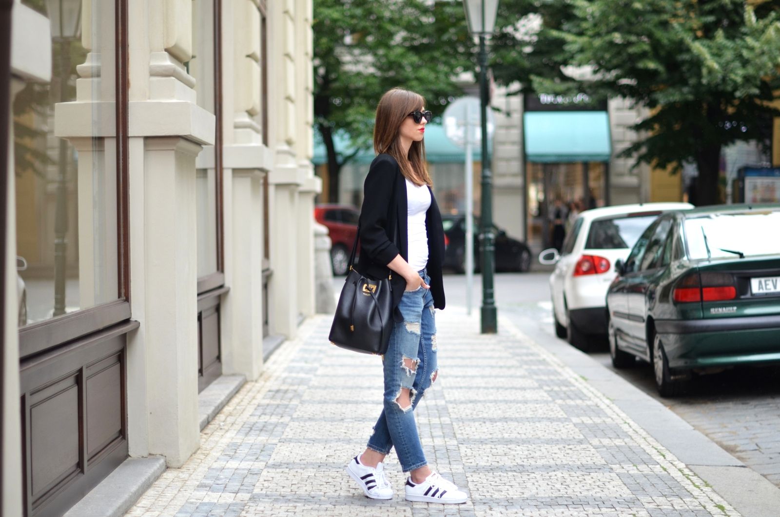 Jeans strappati: in inverno indossali così