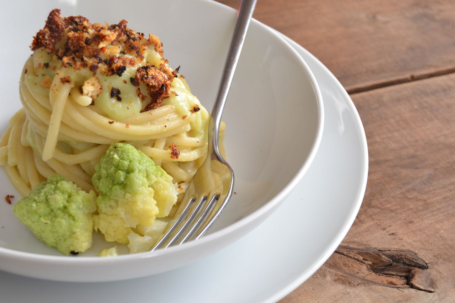 Bucatini con crema di broccoli e pane croccante al pomodoro