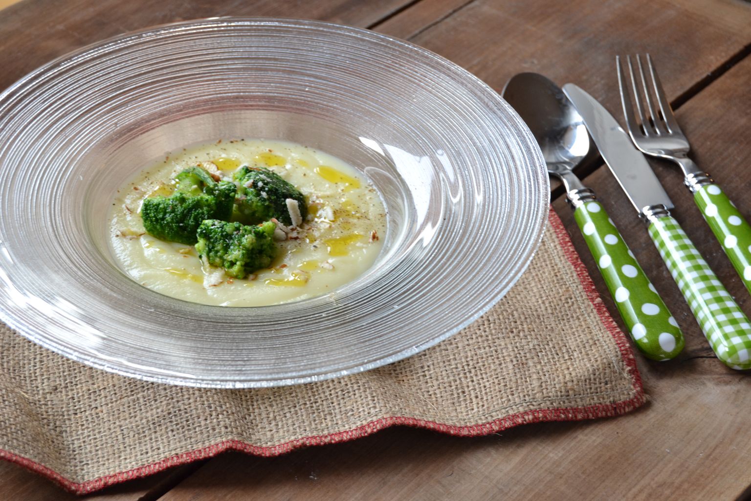 Vellutata di patate con broccoli e mandorle