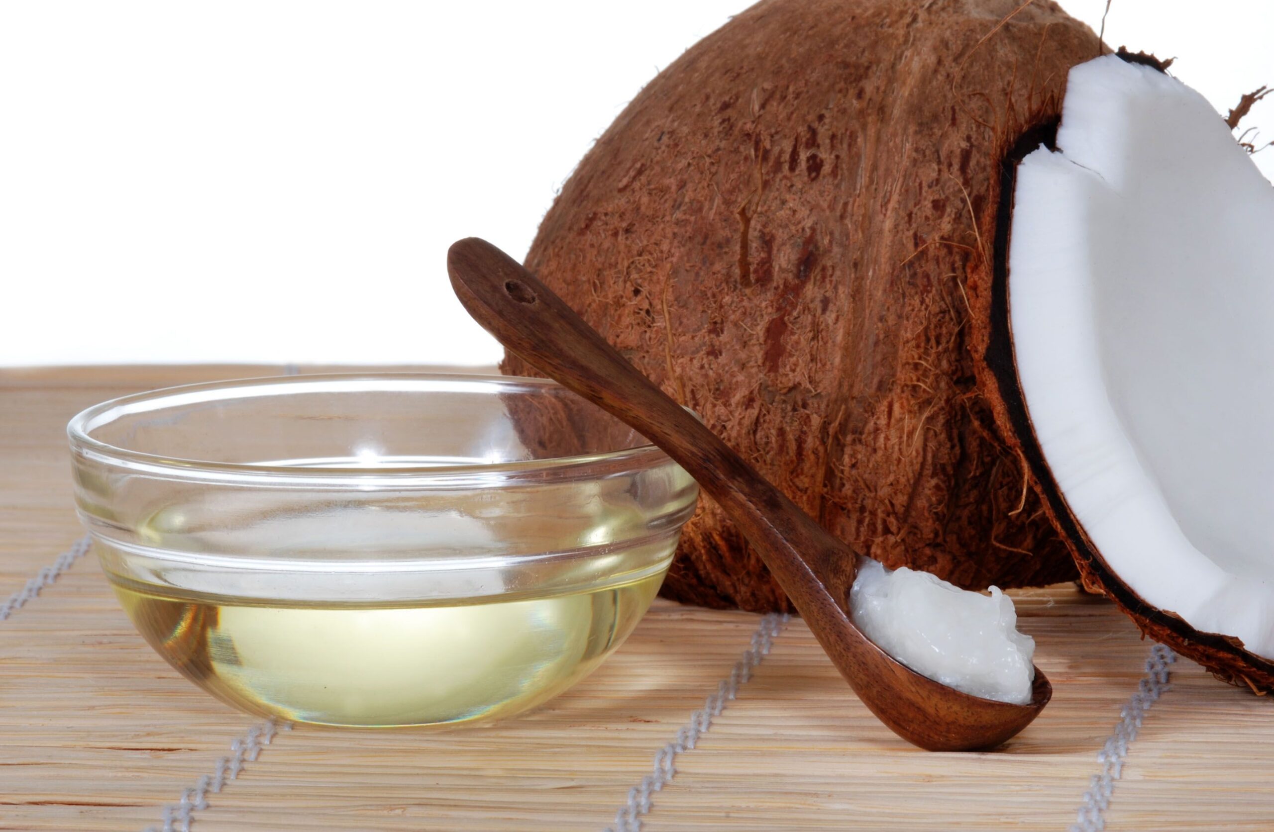 Olio di cocco per i capelli: i benefici per la cute secca e fragile