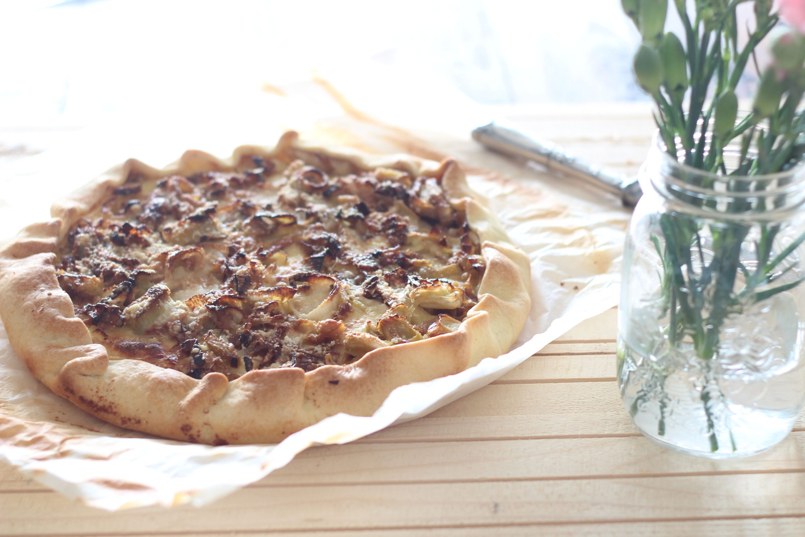 Torta salata alle patate, porri e fonduta