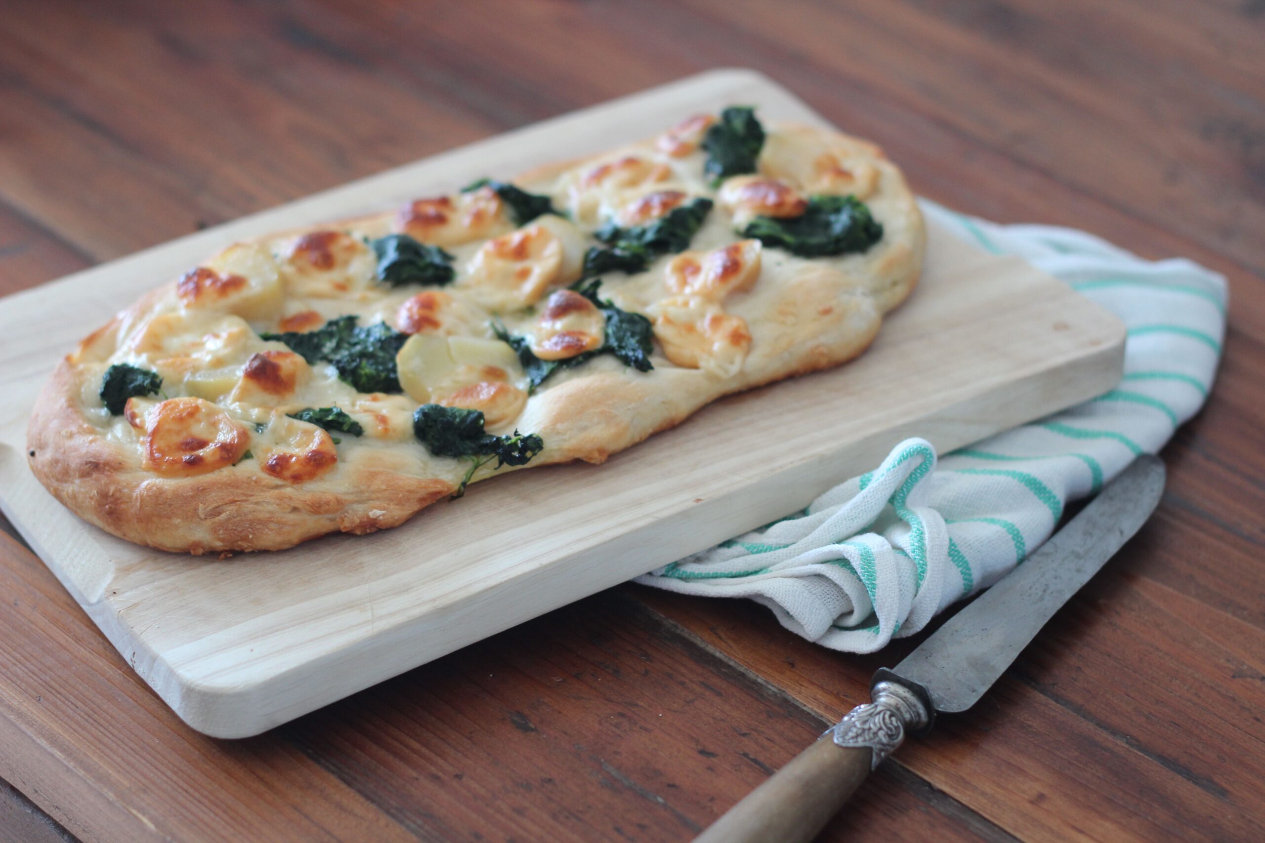 Focaccia autunnale alle patate, spinaci e scamorza