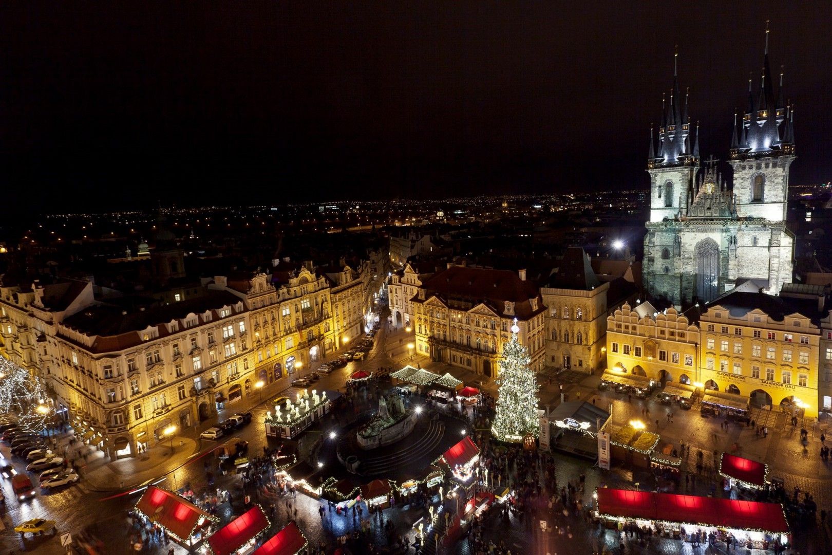 Piazza-della-Città-Vecchia-a-Praga