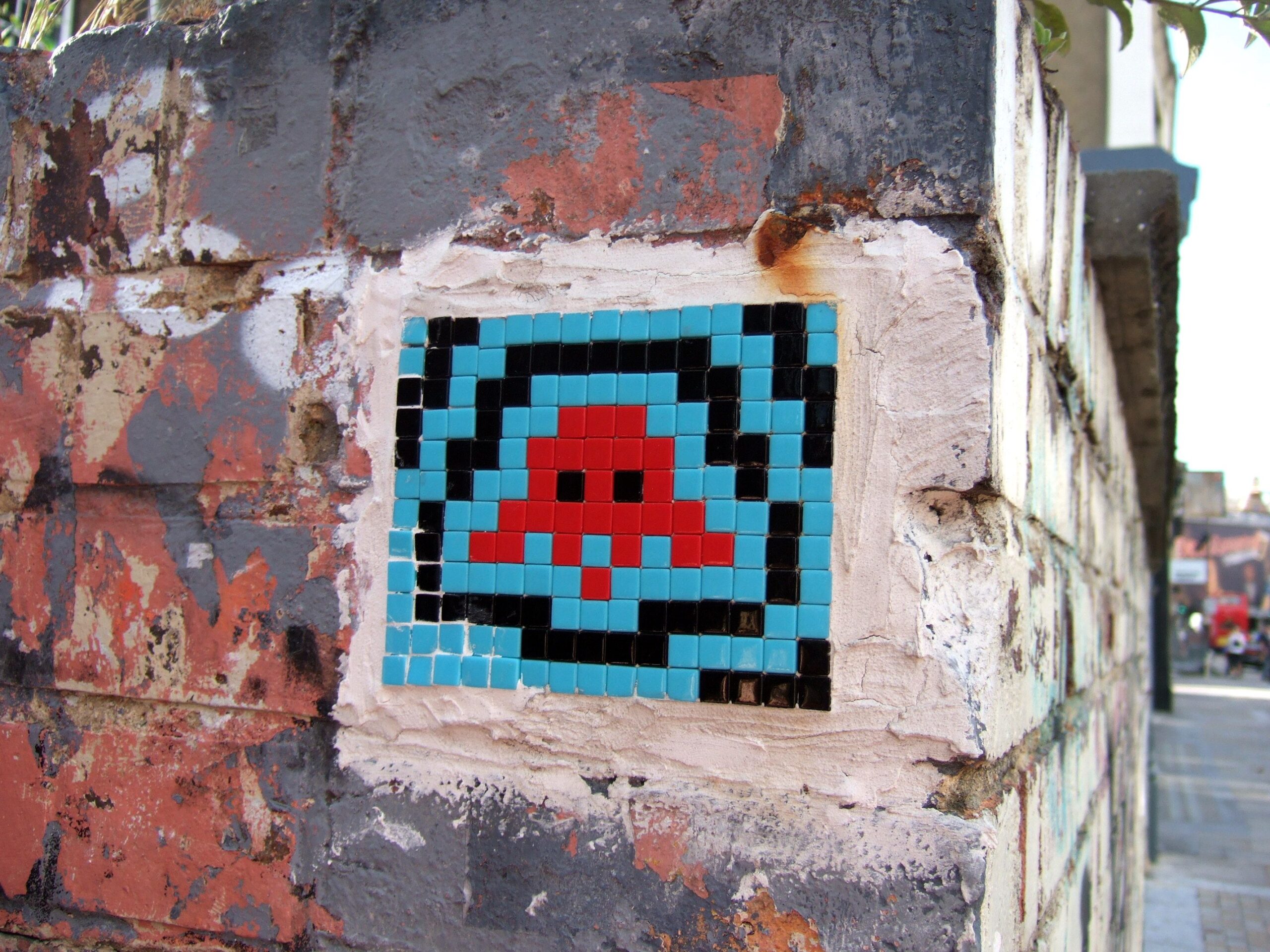 Street art in Italia: Invader riempie di mosaici Ravenna